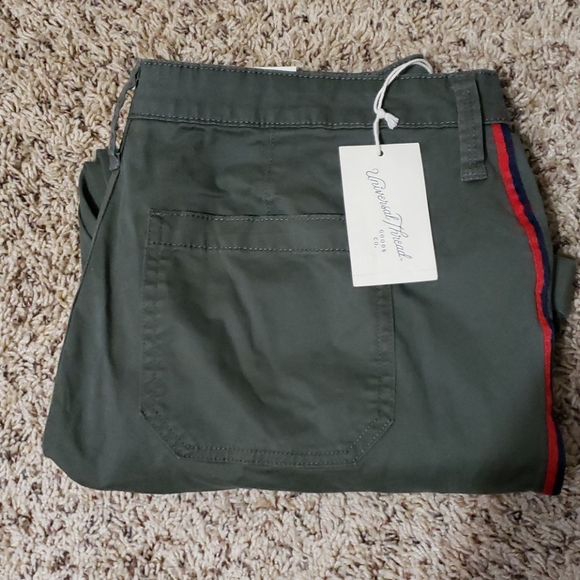 Universal Thread Olive Crops with Side Stripe - Picture 6 of 6